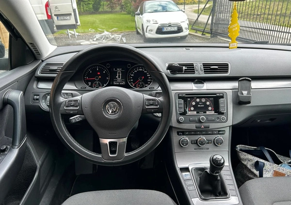 Volkswagen Passat cena 36900 przebieg: 240000, rok produkcji 2013 z Andrychów małe 92